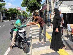 Jumat Berkah, Komite Ekraf Bojonegoro Bagikan Nasi Bungkus kepada Pengguna Jalan