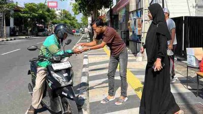 Jumat Berkah, Komite Ekraf Bojonegoro Bagikan Nasi Bungkus kepada Pengguna Jalan