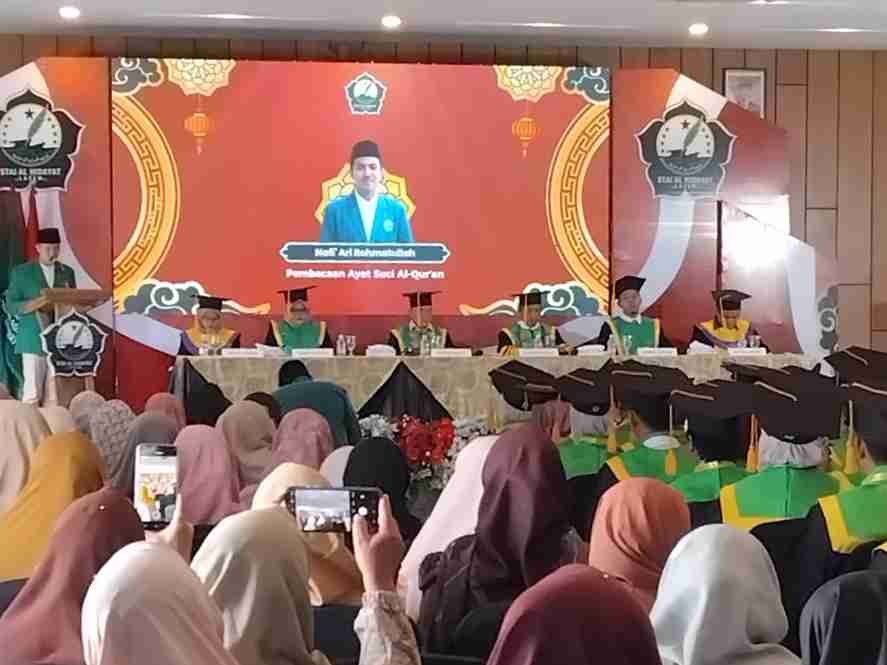 Prosesi wisuda STAI Al Hidayat Lasem Rembang di Hotel Polos berlangsung khidmat dan meriah