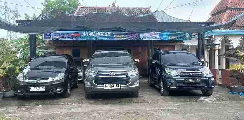 Unit Garasi Mobil An-Nahdlah milik BMT NU Kalitidu dengan beberapa mobil yang dipasarkan