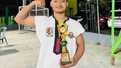 M Irsyadul Ibad memegang trofi Juara 2 Tarung Drajat Jawa Timur 2026