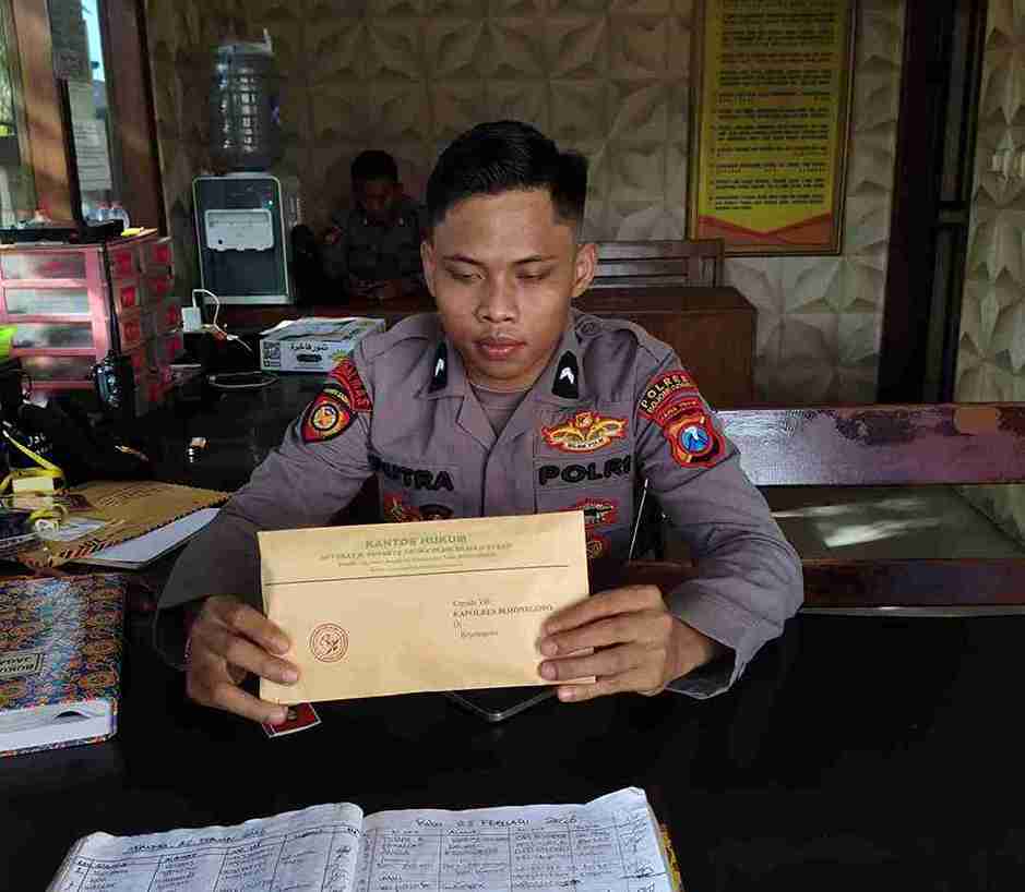 Petugas kepolisian menerima berkas laporan dugaan pencemaran nama baik terkait unggahan video MBG di Polres Bojonegoro