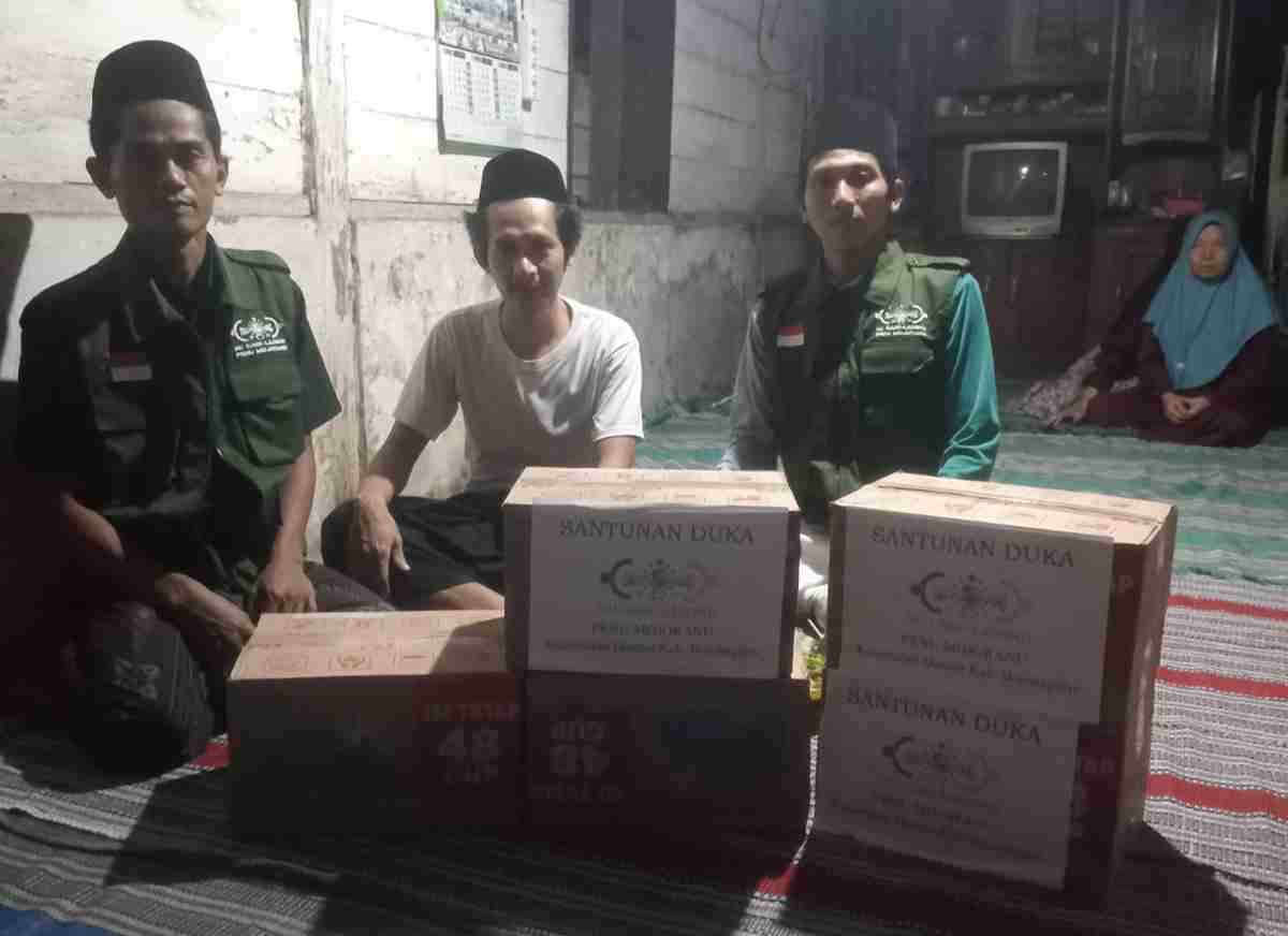 Perwakilan Lazisnu Ranting NU Mojoranu menyerahkan santunan duka kepada keluarga almarhum Munasir di Desa Mojoranu, Dander, Bojonegoro