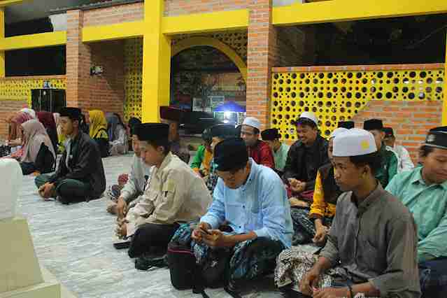 Kader IPNU IPPNU Dander duduk khidmat membaca Yasin dan tahlil di Makam Masyayikh Kendal.