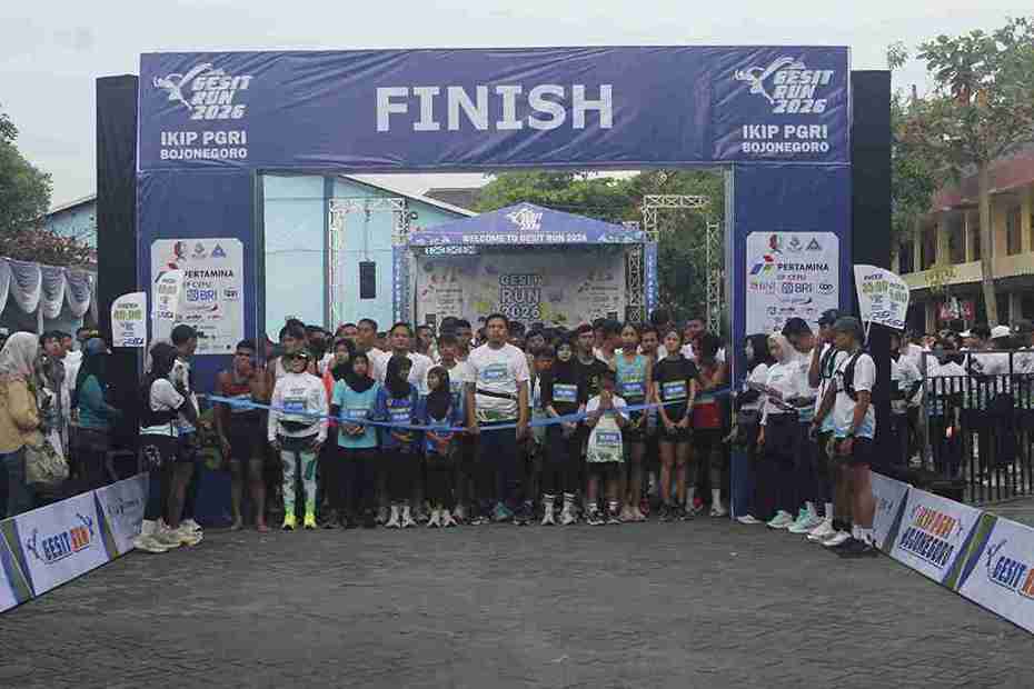 Ribuan peserta GESIT RUN 2026 mengikuti lari 5K di IKIP PGRI Bojonegoro
