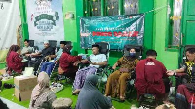 Peserta mengikuti aksi donor darah PAC GP Ansor Baureno di Gedung MWCNU Baureno