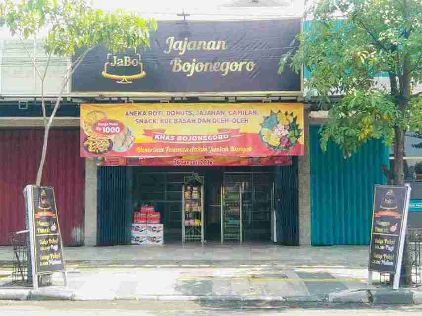 Tampak depan gerai JABO Jajanan Bojonegoro di Jalan Untung Suropati 150 B