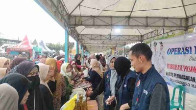 Warga membeli bahan pokok dalam Operasi Pasar Murah di Margomulyo Bojonegoro