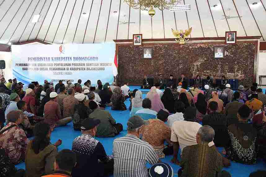 Suasana penyerahan bantuan insentif kepada marbot dan pengurus gereja di Pendopo Malowopati, Bojonegoro, 5 Maret 2026