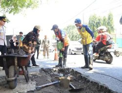 Pastikan Mudik Aman, Wabup Nurul Azizah dan Kapolres Cek Jalan Rusak di Baureno