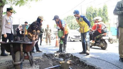 Pastikan Mudik Aman, Wabup Nurul Azizah dan Kapolres Cek Jalan Rusak di Baureno