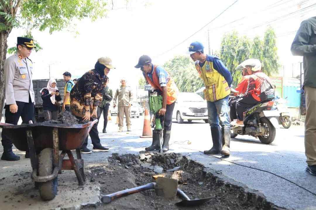 Wabup Bojonegoro Nurul Azizah dan Kapolres AKBP Afrian Satya Permadi meninjau perbaikan jalan rusak di Baureno jelang mudik Lebaran 2026