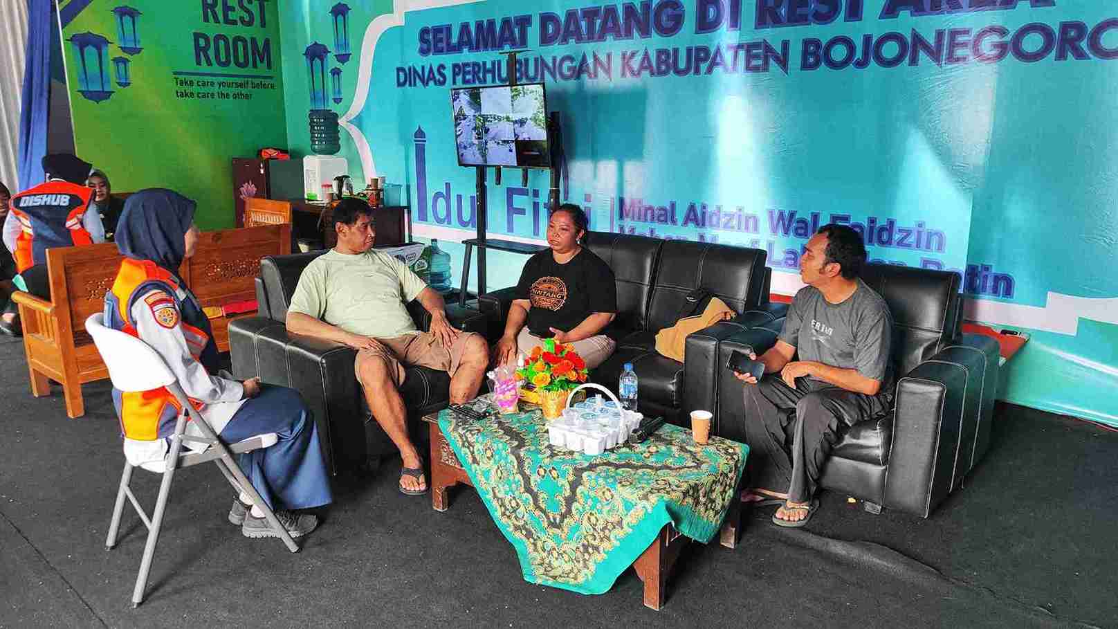 Pemudik beristirahat di rest area Pengujian Kendaraan Bermotor Bojonegoro dengan layanan gratis