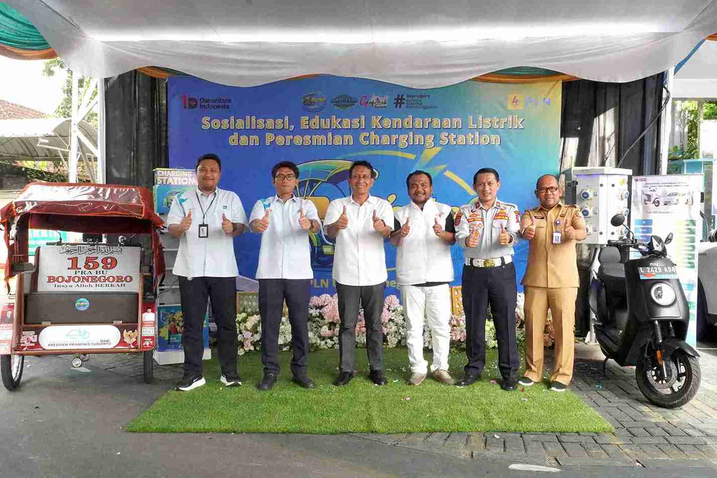 Bupati Bojonegoro Setyo Wahono bersama PLN dan Dishub saat peresmian charging station kendaraan listrik di Bojonegoro