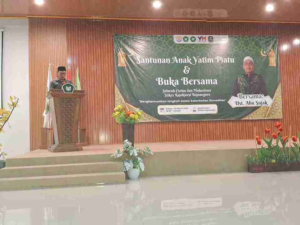 Ketua STIKes Rajekwesi Bojonegoro memberikan sambutan di acara Santunan Anak Yatim Piatu dan Buka Bersama 2026.