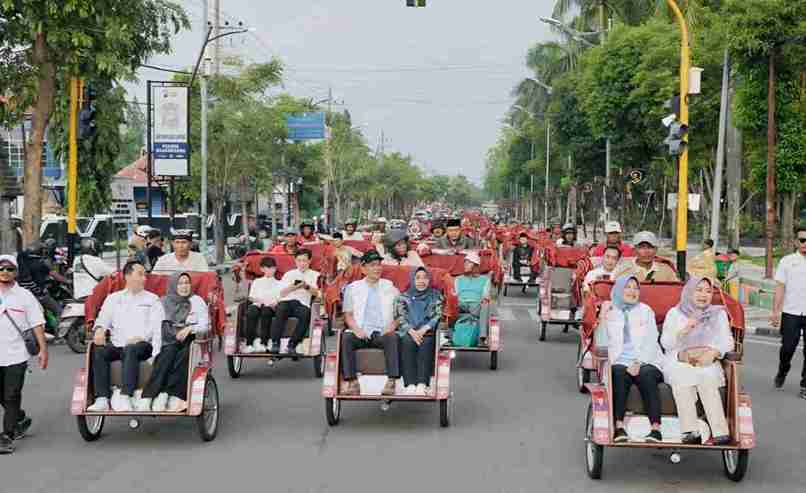 Bupati Setyo Wahono dan Wakil Bupati Nurul Azizah menjajal becak listrik bantuan Prabowo Subianto di Pendopo Bojonegoro