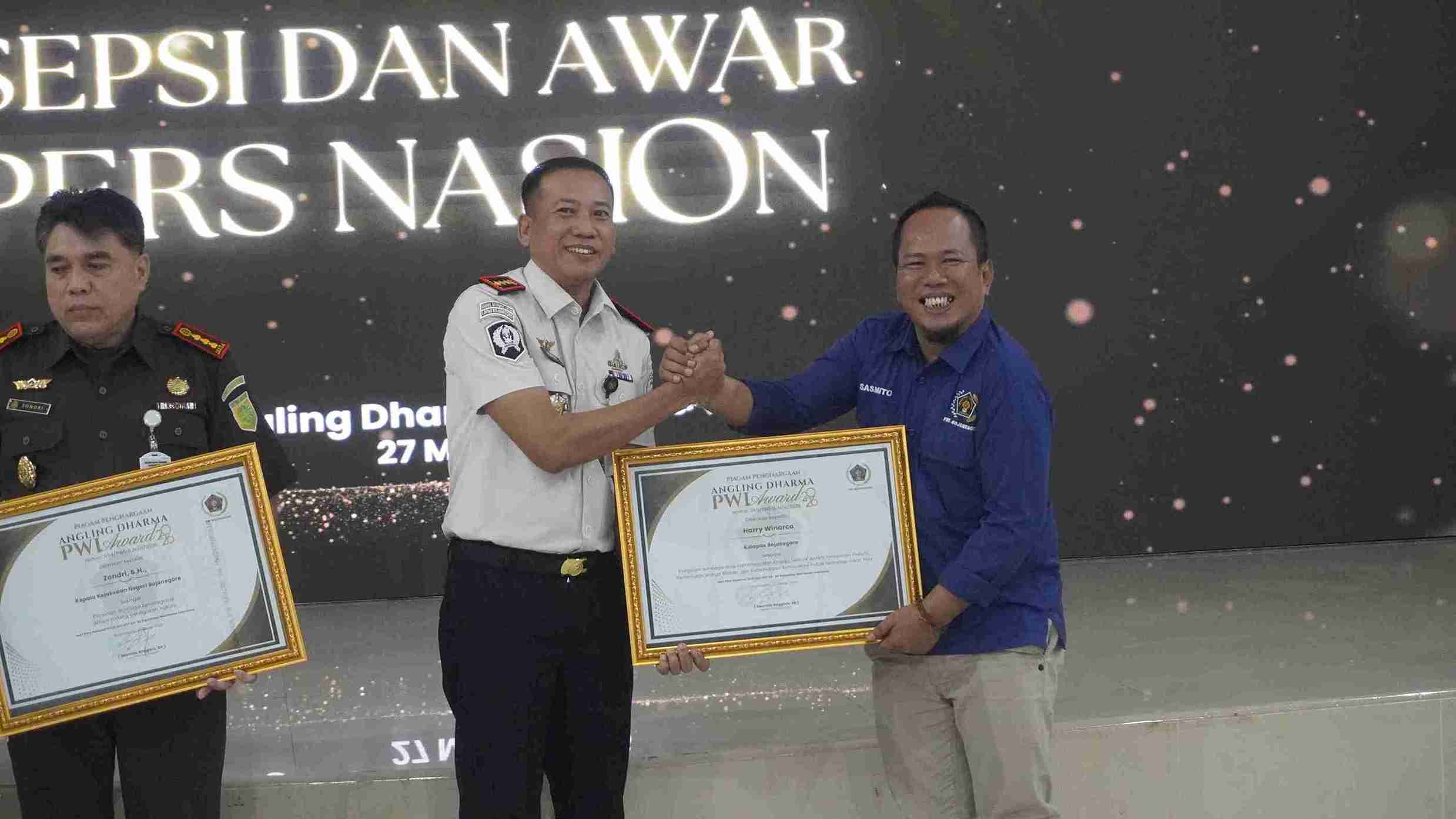 Kalapas Bojonegoro Harry Winarca menerima penghargaan PWI Award 2026