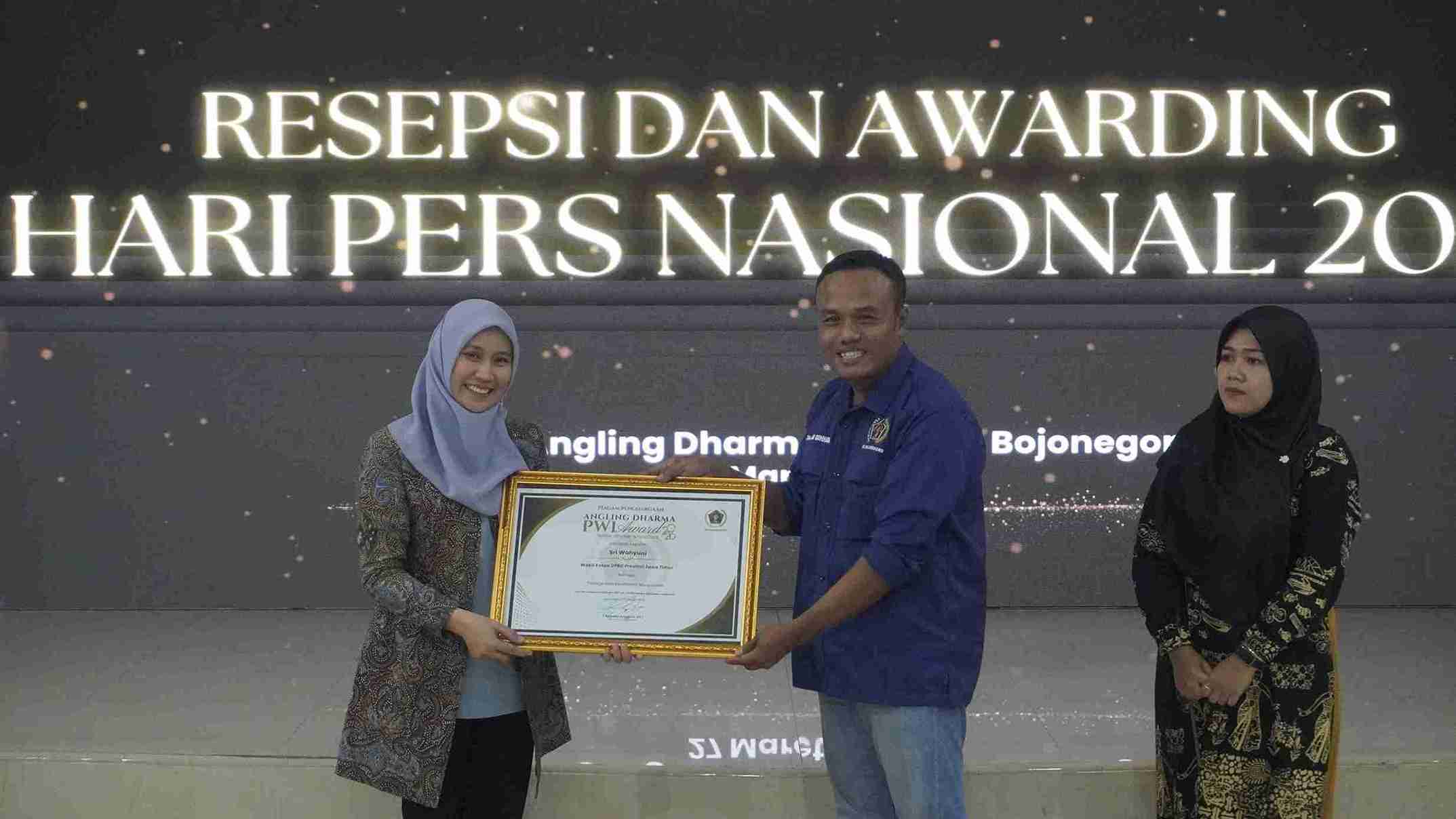 Sri Wahyuni menerima penghargaan Perempuan Tangguh PWI Bojonegoro Award 2026
