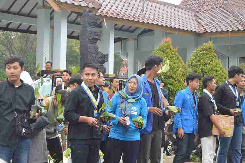 Relawan membagikan bibit pohon dan takjil ramah lingkungan dalam aksi Eco Ramadhan di Bojonegoro