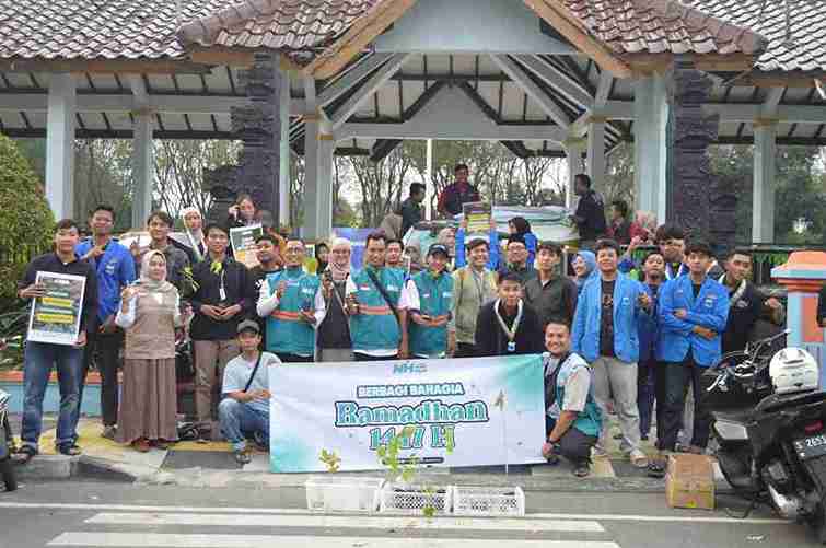 Relawan lintas organisasi berfoto bersama dalam aksi Eco Ramadhan dan sedekah pohon di Bojonegoro