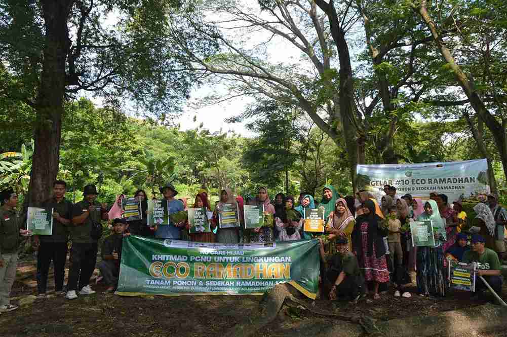 Relawan Eco Ramadhan Tuban menanam ratusan pohon dan menyalurkan sedekah Ramadan di Sendang Anget Desa Sumberagung Kecamatan Plumpang Tuban