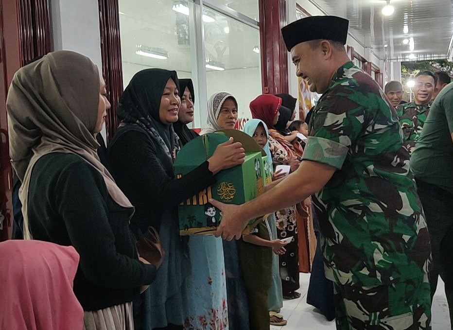 Dandim 0813 Bojonegoro menyerahkan paket bantuan dalam kegiatan bazar murah dan bakti sosial Ramadhan 1447 H di KDKMP Pungpungan Kalitidu