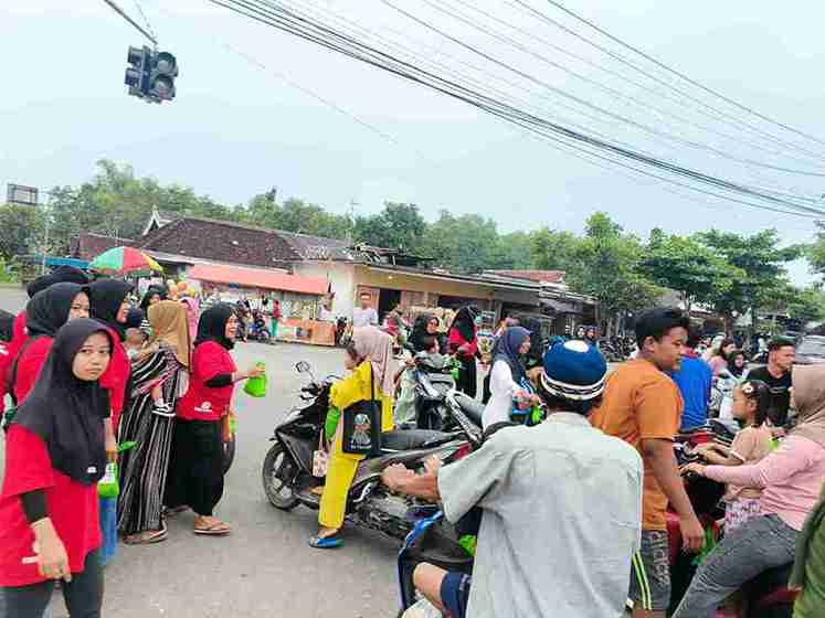 SPPG Sumberjo Malo membagikan 3.000 porsi takjil di perempatan Kecamatan Malo Bojonegoro