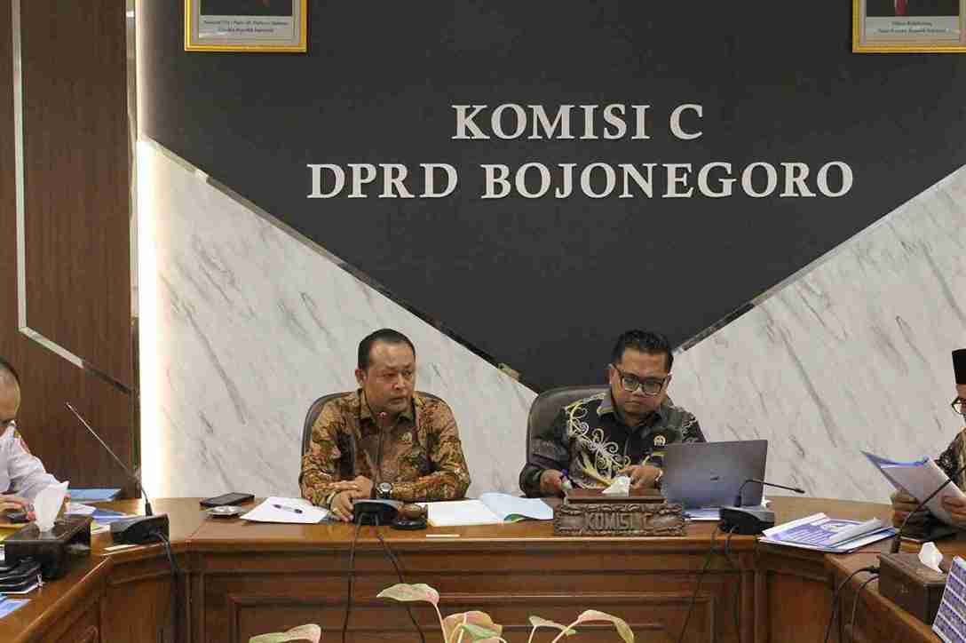 Komisi C DPRD Bojonegoro menerima audiensi FGSNI terkait insentif guru swasta 2026 di ruang rapat DPRD.