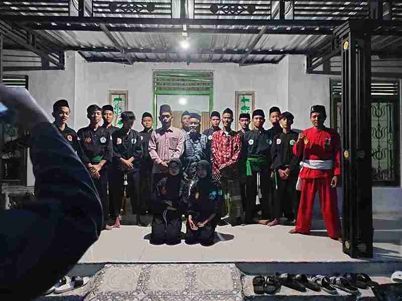 Anggota Pagar Nusa Ranting Kenep PAC Balen bersama tokoh masyarakat usai kegiatan pembagian zakat dan buka puasa bersama pada Ramadan 1447 H.