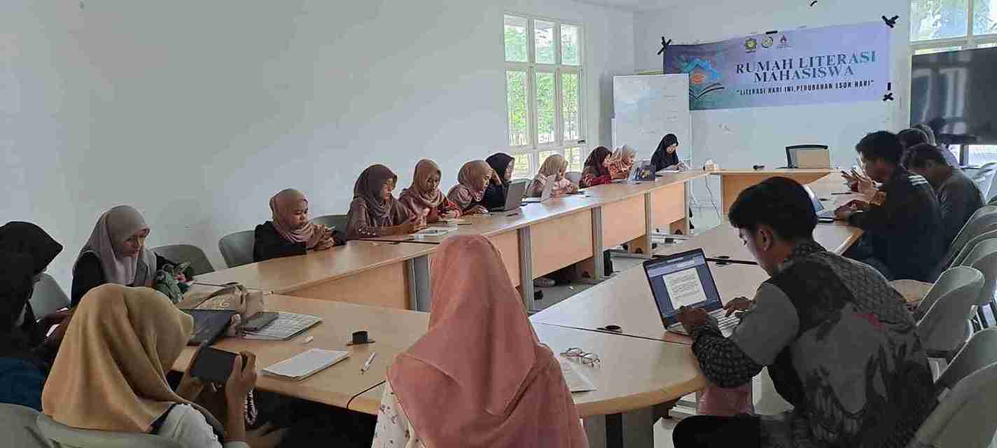 Mahasiswa Unugiri mengikuti workshop penulisan artikel ilmiah populer yang diselenggarakan BEM KM bersama Rumah Literasi Mahasiswa.