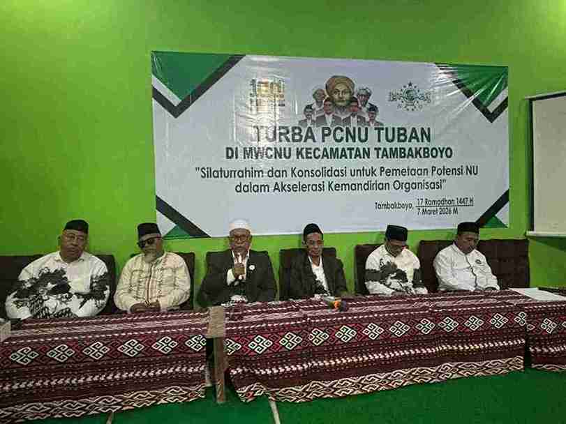Pengurus PCNU Tuban saat kegiatan Turba di Kantor MWCNU Tambakboyo membahas kemandirian ekonomi organisasi.