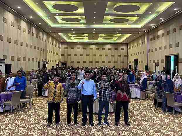 Guru madrasah swasta Bojonegoro foto bersama Anggota DPRD Jatim Budiono dalam acara sosialisasi toleransi di Hotel Dewarna Bojonegoro