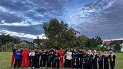 Puluhan pendekar Pagar Nusa Ranting Pohbogo Kecamatan Balen Bojonegoro foto bersama usai kegiatan berbagi takjil Ramadan 1447 H.