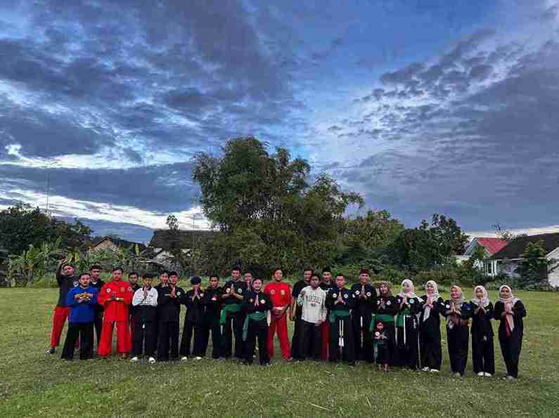 Puluhan pendekar Pagar Nusa Ranting Pohbogo Kecamatan Balen Bojonegoro foto bersama usai kegiatan berbagi takjil Ramadan 1447 H.