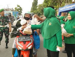 Ramadan Berkah, Persit Kodim Bojonegoro Bagikan Ratusan Takjil