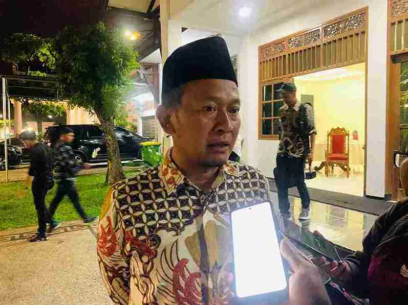 Wakil Ketua DPRD Bojonegoro Sahudi memberikan keterangan terkait bantuan becak listrik dari Presiden Prabowo Subianto di Pendopo Malowopati Bojonegoro