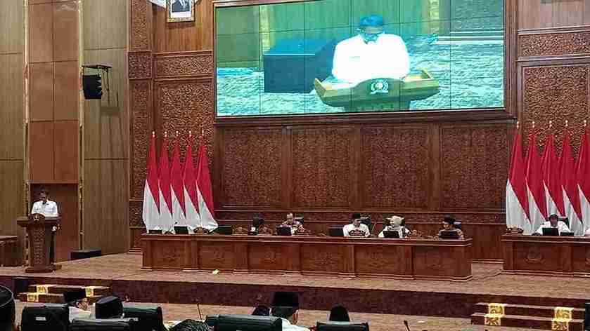 Bupati Bojonegoro Setyo Wahono menyampaikan laporan pendapatan daerah dalam rapat paripurna DPRD Bojonegoro.