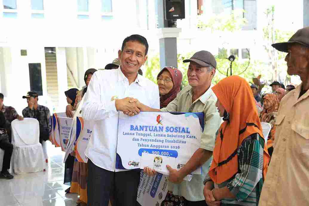 Bupati Setyo Wahono menyerahkan bantuan sosial kepada warga lansia di Kecamatan Kasiman Bojonegoro