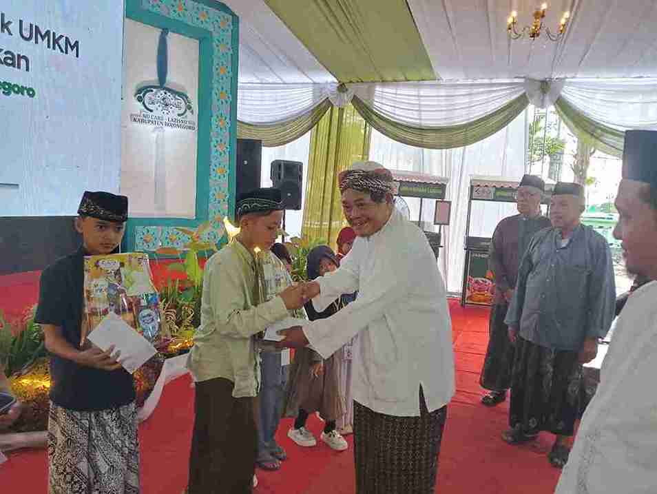KH. Saifurrohmah Dimyati Wakil Rois Syuriah PCNU Bojonegoro memberikan santunan kepada anak yatim