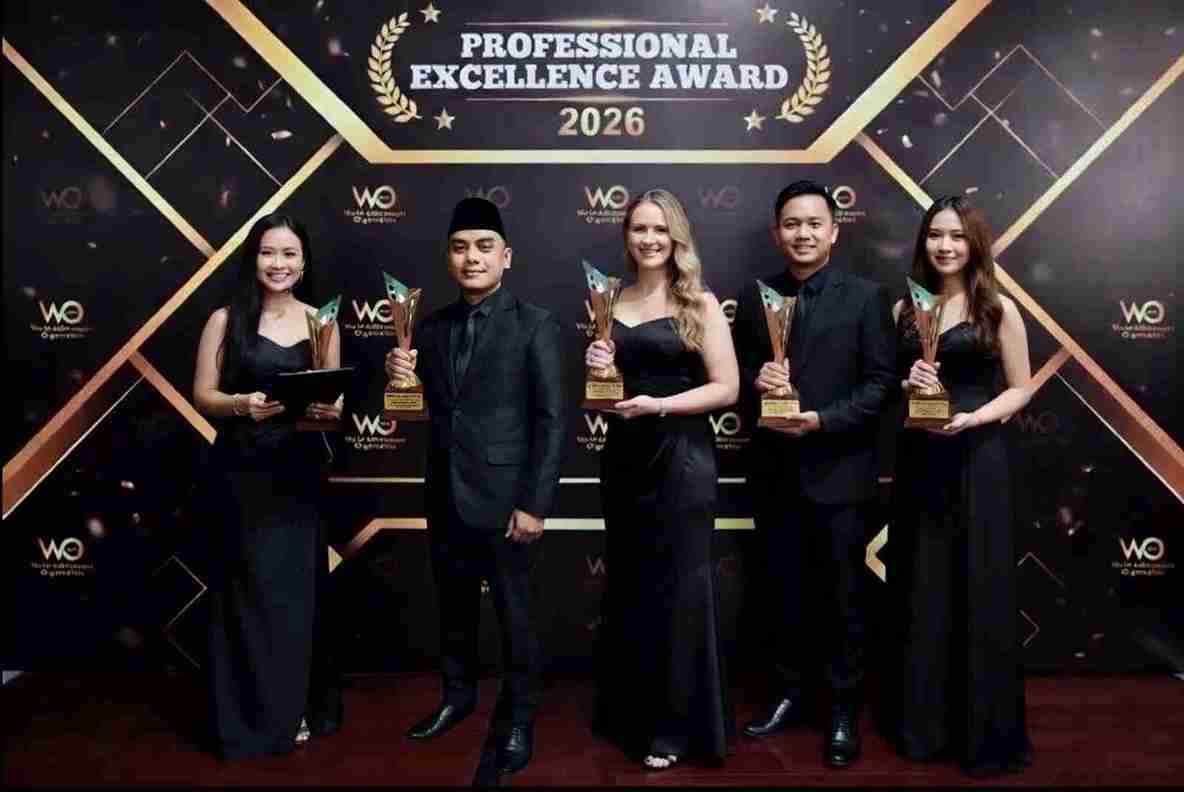 Adib Nurdiyanto menerima Professional Excellence Award 2026 di Jakarta bersama penerima penghargaan internasional lainnya