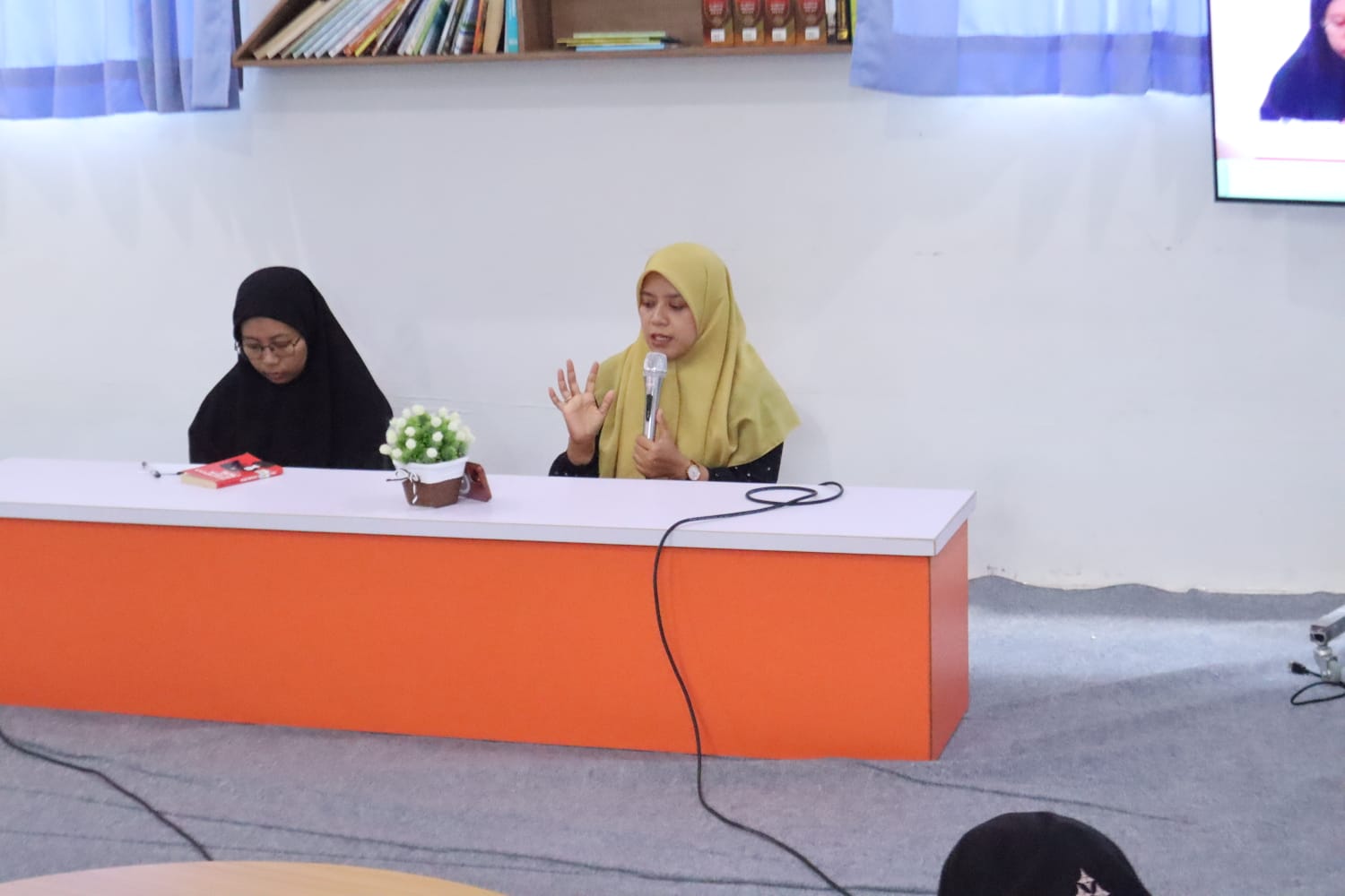 Bedah buku Perempuan di Titik Nol dalam peringatan IWD di Unugiri