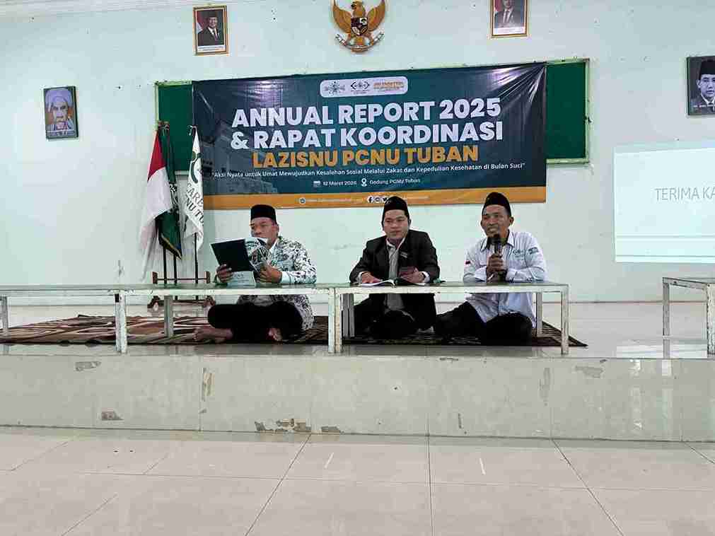 Pengurus LAZISNU PCNU Tuban memaparkan Annual Report 2025 dalam Safari Ramadan di Gedung PCNU Tuban.