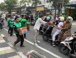 Solidaritas Ramadhan, 50 Driver Ojol Bojonegoro Bagikan 500 Paket Takjil
