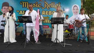 Alaska Band menghibur pengunjung dalam kegiatan Bazar Bahagia UMKM di Bojonegoro