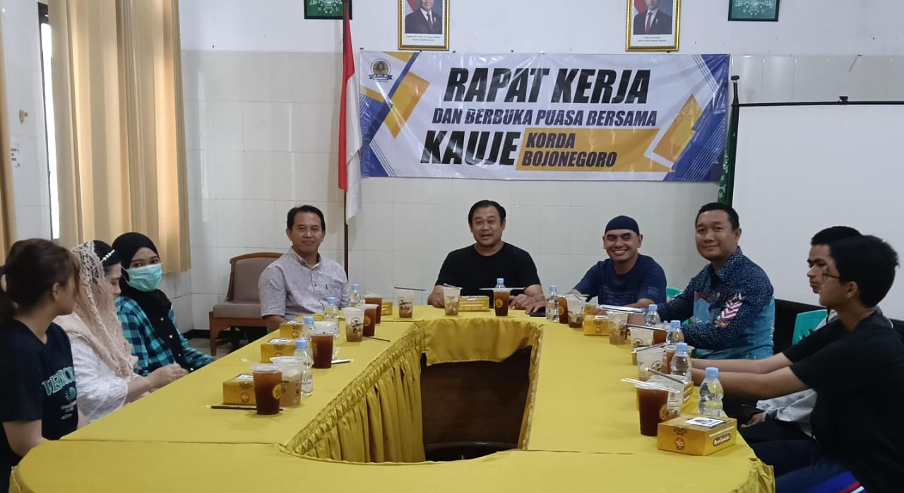 Alumni Universitas Negeri Jember Bojonegoro mengikuti rapat kerja dan buka puasa bersama KAUJE di Aula RS Muslimat NU Muna Anggita
