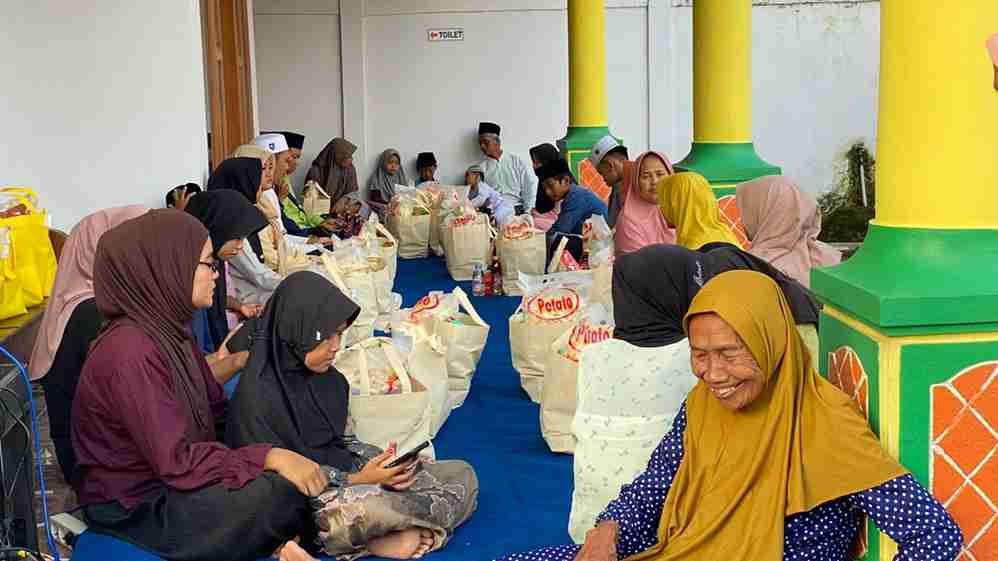 Jamaah Majlis Sholawat Wahidul Hidayah mengikuti ngaji rutin dan santunan anak yatim di Desa Simo Soko Tuban