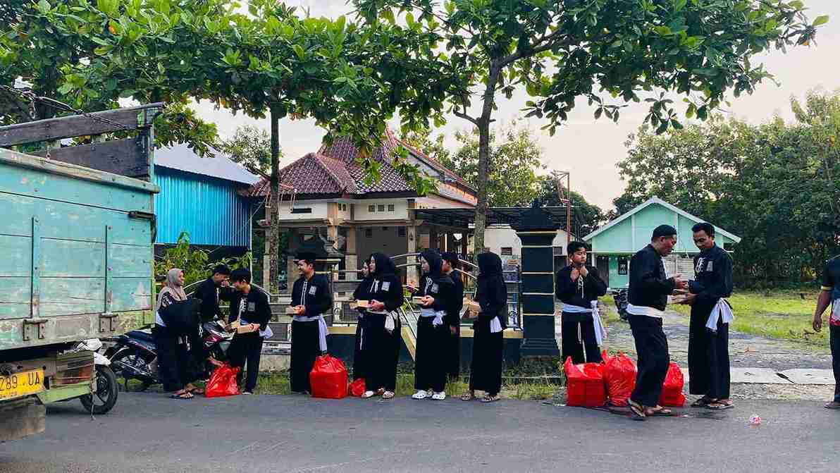 Anggota PSHT Rayon Tinawun Ranting Malo membagikan takjil kepada warga di Bojonegoro saat Ramadhan