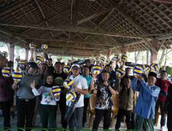 Peduli Voli, Ratna Juwita Sari Sumbang 200 Bola dan 100 Net Voli untuk Klub di Tuban