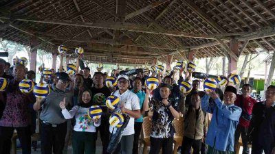 Peduli Voli, Ratna Juwita Sari Sumbang 200 Bola dan 100 Net Voli untuk Klub di Tuban