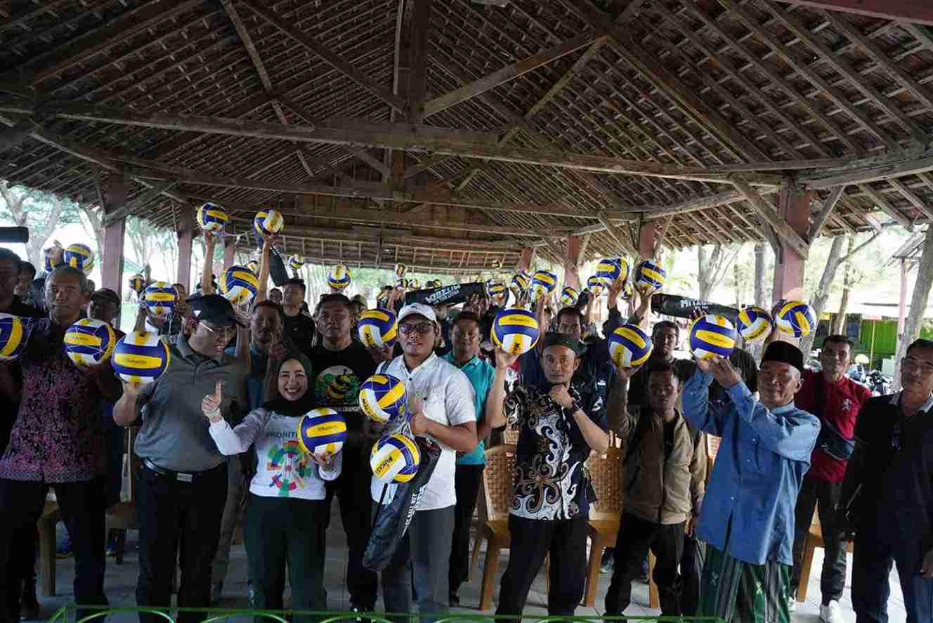 Penyerahan bantuan 200 bola voli dari Ratna Juwita Sari kepada 100 klub voli di Mangrove Center Tuban
